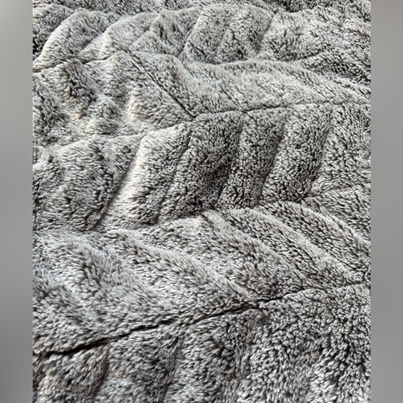 UGG Standard Size Pillow Shams 2 Brown Grey Zip Closure Soft Great Condition - Picture 5 of 12